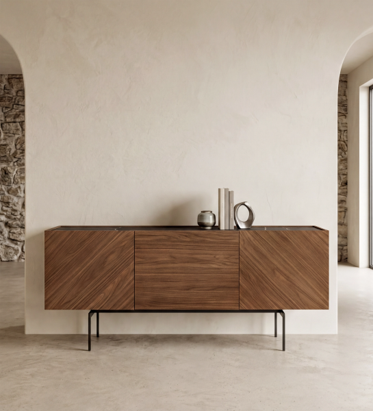 Buffet Lagos en bois de noyer à trois portes sur pieds métalliques, décor minimal sur le dessus
