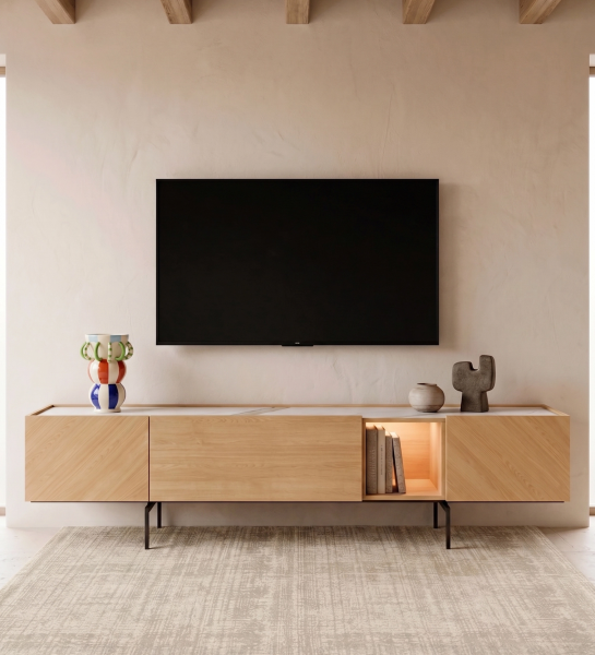 Mueble TV Lagos en madera clara con compartimento iluminado y televisor montado