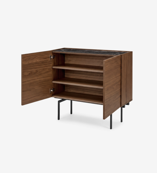 Sapateira Lagos em madeira com portas abertas, três prateleiras e pés metálicos.