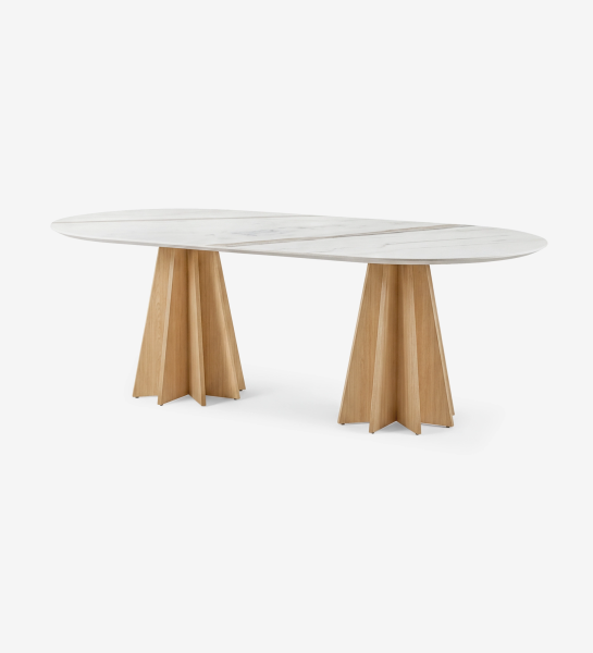 Mesa de Jantar Lagos oval com tampo mármore branco e duas bases geométricas em madeira