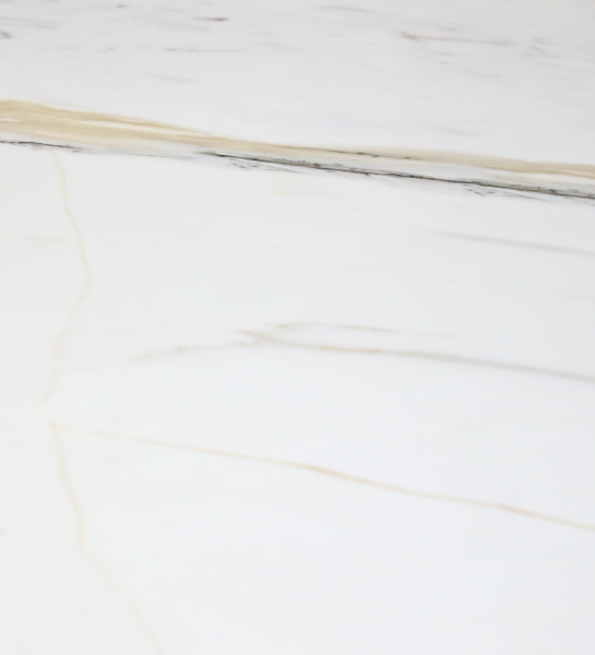 Mesa de Jantar Lagos tampo em mármore branco com veios dourados e cinzentos