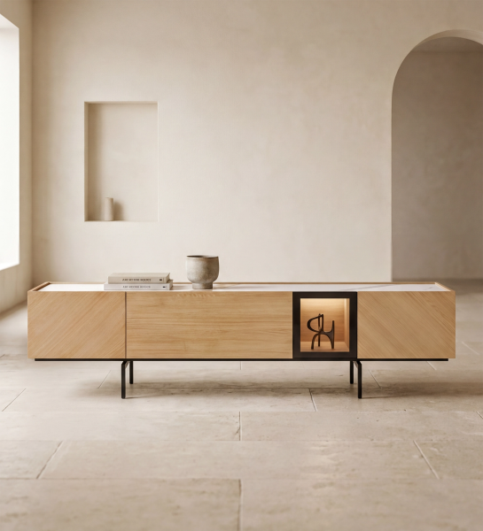 Móvel TV Lagos em madeira clara com nicho iluminado e pés metálicos pretos