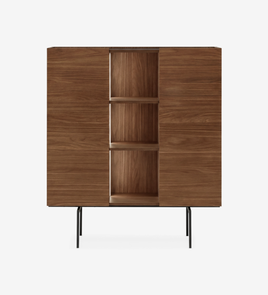 Vaisselier Lagos en noyer, portes latérales et étagères centrales ouvertes, pieds métalliques