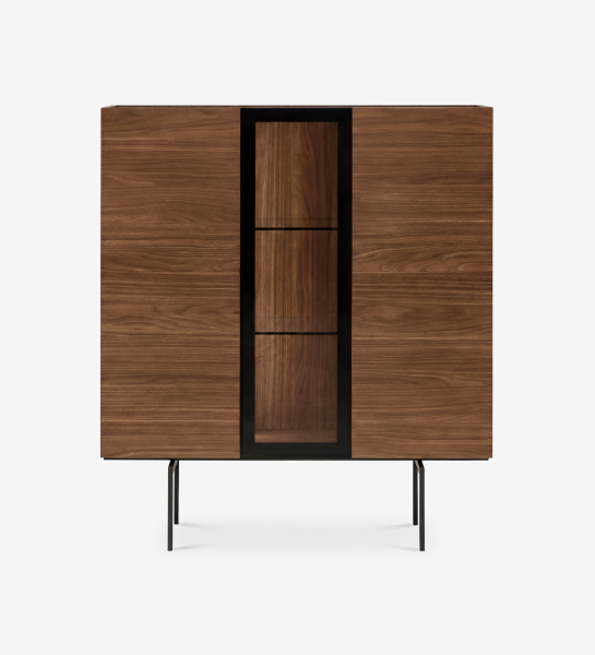 Vaisselier Lagos en noyer avec porte vitrée centrale et pieds métalliques noirs
