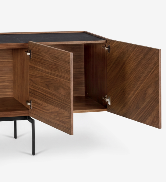 Buffet Lagos en noyer avec portes ouvertes et pieds métalliques noirs