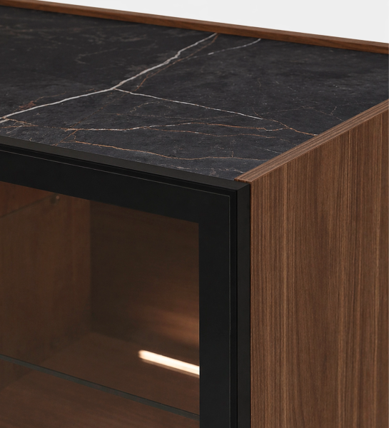 Buffet Lagos coin en noyer, porte vitrée à cadre noir et plateau marbre foncé
