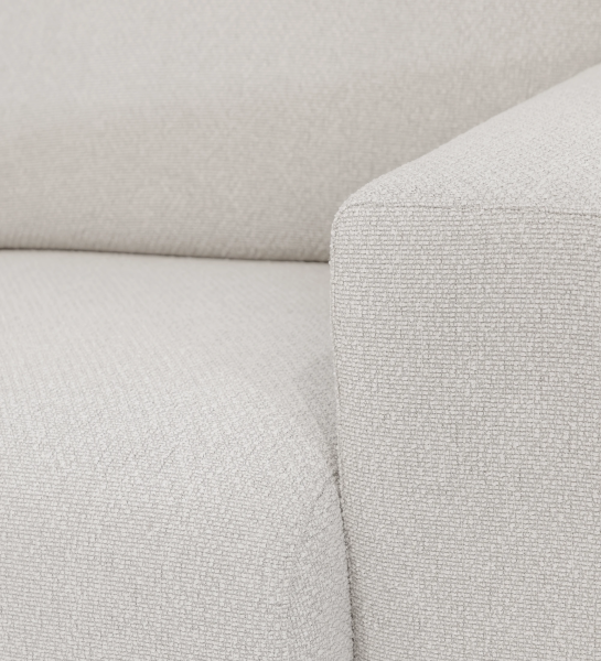 Sofá Lagos en tejido beige claro, detalle del brazo y asiento