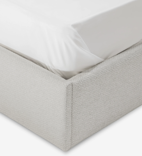 Cama Doble Lagos tapizada en beige claro con sábana blanca ajustada