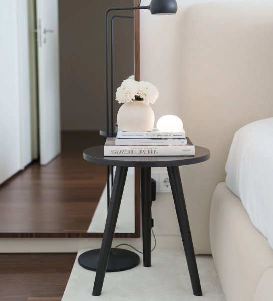 Ambiente moderno com mesa de apoio redonda Oslo em castanho