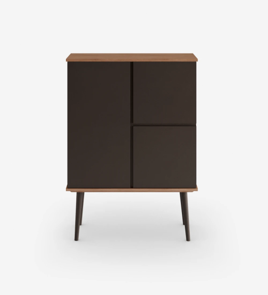 Oslo cupboard with 3 doors and dark brown lacquered feet, walnut structure, 100 x 137,7 cm.