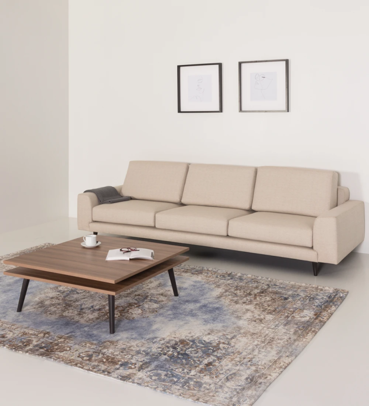 Sofá Oslo 3 plazas tapizado en tela beige, pies lacadas en marrón oscuro, 265 cm.