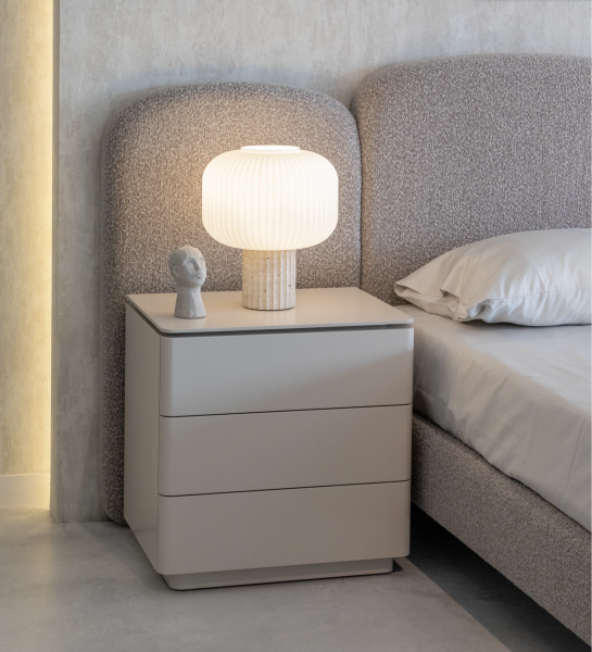 Bedside table with 3 drawers, wooden top and pearl lacquered structure.