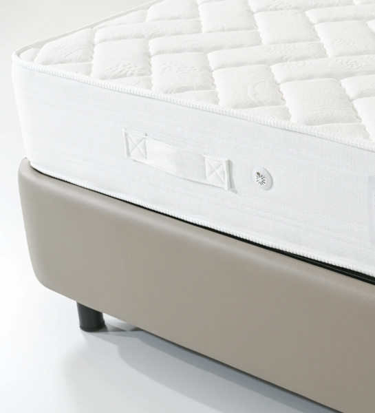 Matelas pour lit double orthopédique et anatomique composé de mousse et de ressorts, avec un maximum de confort.